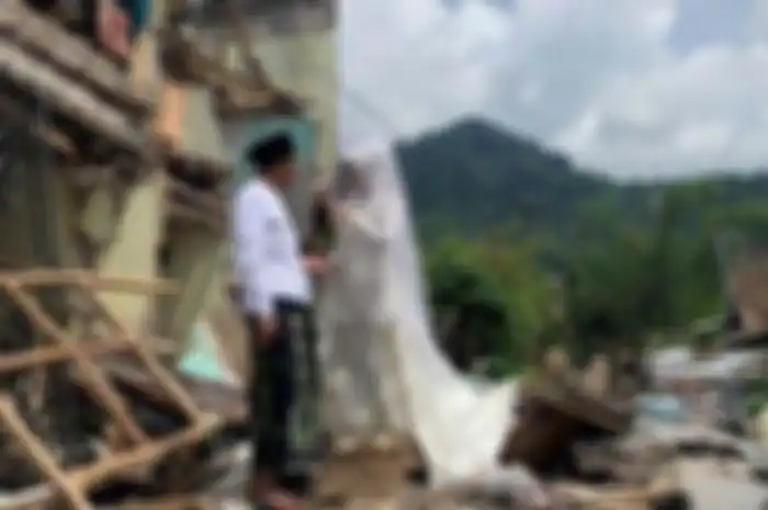 Pengantin nikah usai Gempa Ciancur, dihiasi reruntuhan bangunan