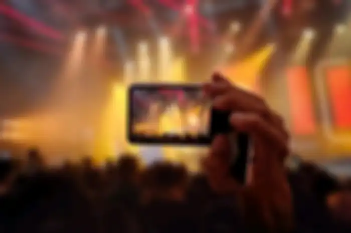 Nonton konser pakai kamera Galaxy Z Flip 4 