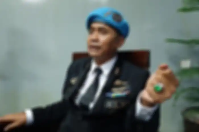 Lord Rangga mengenakan seragam khas Petinggi Sunda Empire.
