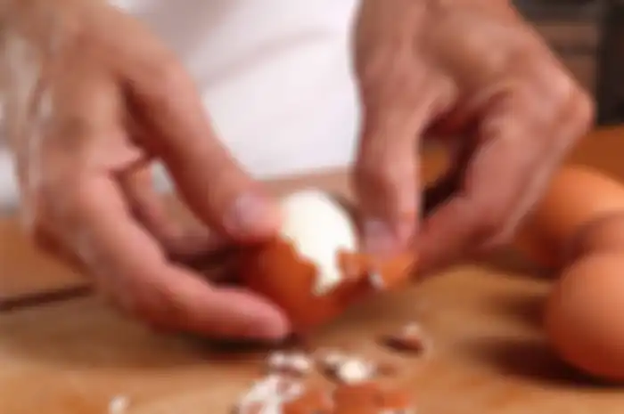 Tips hidup cara mengupas telur rebus.