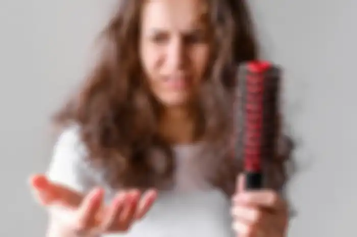 Aneka tips kecantikan, cara alami mengatasi rambut rontok.