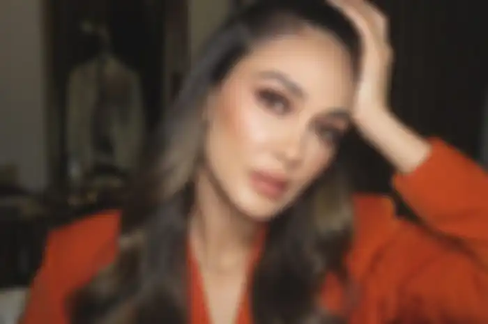 Tampilan Luna Maya cantik luar dalam saat kenakan dress