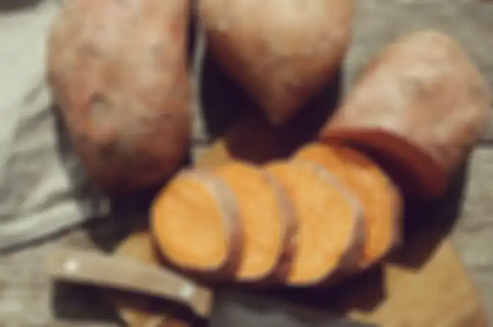 Ubi jalar merupakan jenis umbi-umbian yang bisa jadi alternatif karbohidrat pengganti nasi.