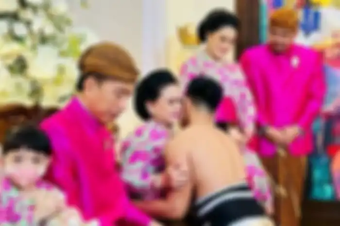Kaesang Pangarep sungkem pada kedua orang tuanya 