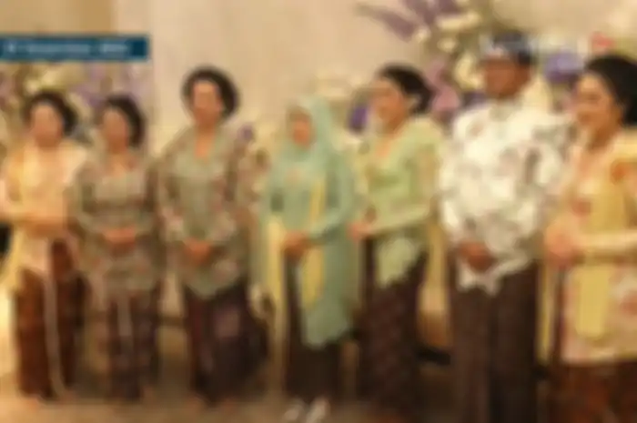 Erina Gudono dalam prosesi sungkeman jelang pernikahan dengan Kaesang pangarep