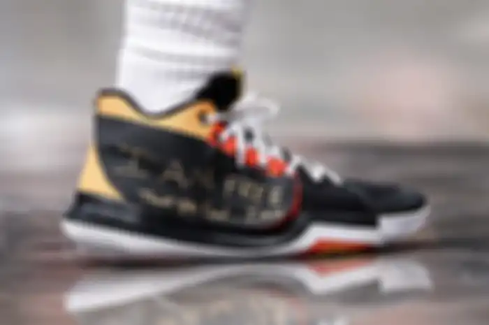 Kyrie Irving menutup logo Nike
