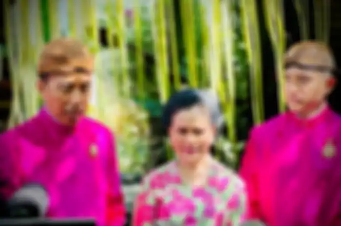Presiden Joko Widodo bersama Iriana Jokowi dan Kaesang Pangarep setelah prosesi siraman, Jumat (9/12/2022).