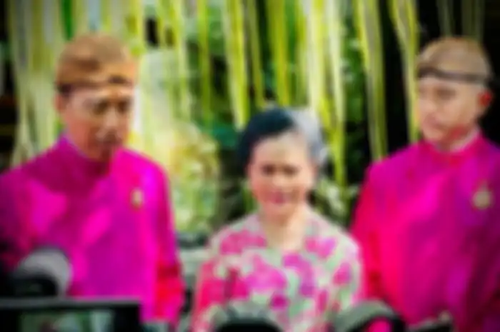Presiden Joko Widodo, Ibu Iriana Joko Widodo dan Kaesang Pangarep saat memberikan keterangan pers usai prosesi siraman di kediaman keluarga di kawasan Sumber, Kota Surakarta