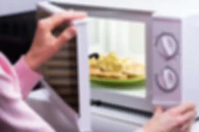Daftar makanan dan minuman yang sebaiknya jangan masuk dalam microwave