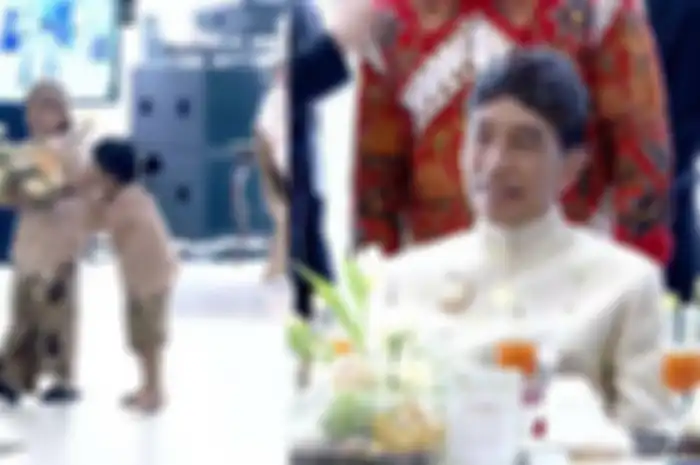 Jokowi tersenyum melihat tingkah Jan Ethes dan Sedah Mirah
