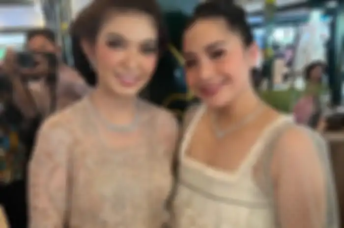 Nagita Slavina foto bareng Selvi Ananda saat hadiri pernikahan Kaesang Pangarep - Erina Gudono