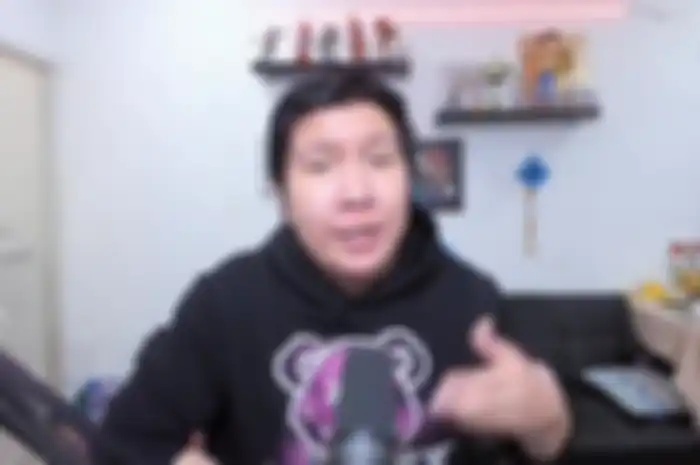 Windah Basudara melakukan live streaming di YouTube