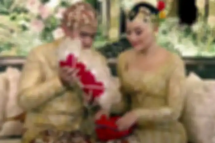 Tompo koyo atau kacar kucur dalam ritual panggih pengantin di acara pernikahan Kaesang dan Erina