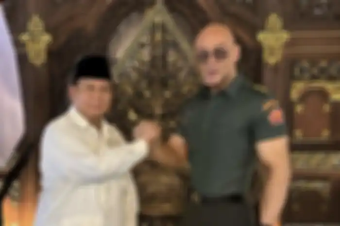 Deddy Corbuzier menerima pangkat Letnan Kolonel Tituler TNI AD oleh Menhan Prabowo Subianto