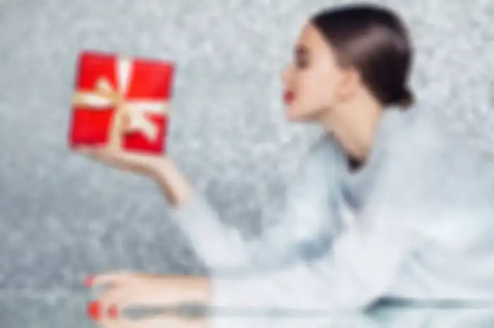 ilustrasi rekomendasi kado natal untuk orang ekstrovert