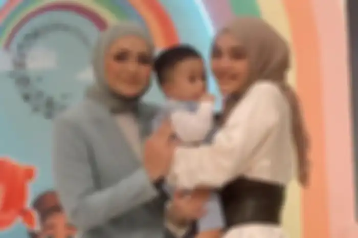 Nathalie Holscher sebut tak sempat ngobrol dengan Putri Delina di acara ultah Adzam.