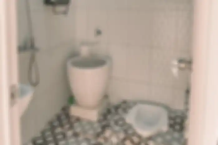 Desain kamar mandi sederhana yang menggunakan kloset jongkok diakali pakai trik mujarab. Foto interiornya bikin kagum.