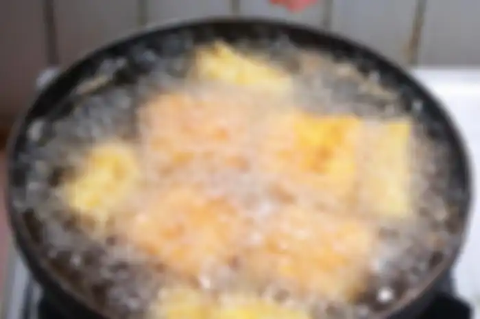 Cara menhilangkan busa pada minyak goreng.