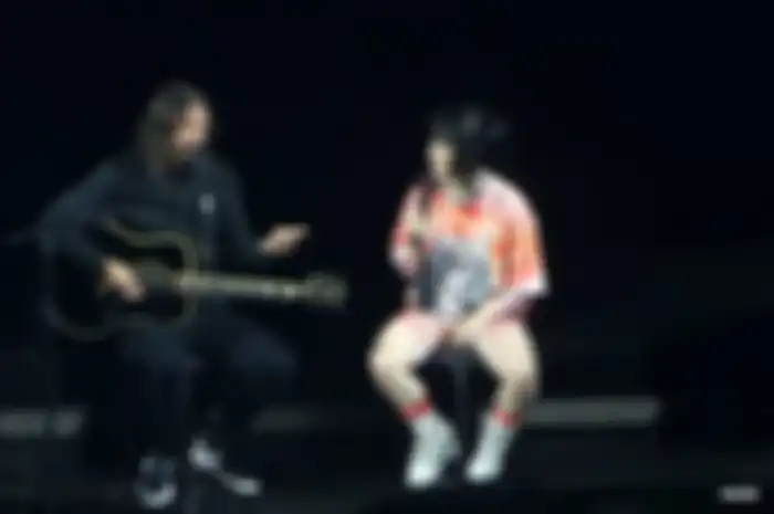 Billie Eilish bawain My Hero dari Foo Fighters bareng Dave Grohl