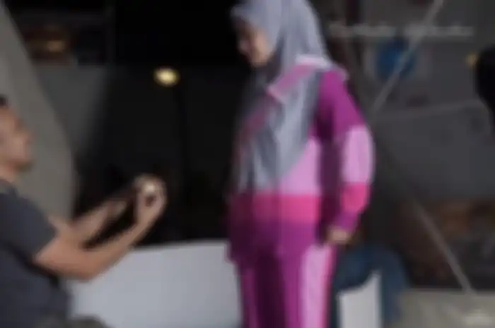 Momen Fariz berlutut dan menyodorkan cincin untuk Nathalie Holscher.
