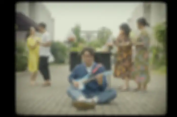 Ardhito Pramono di video klip Daun Surgawi