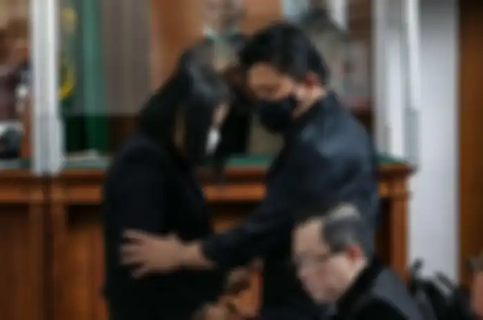 Terdakwa kasus pembunuhan berencana Brigadir J, Ferdy Sambo memeluk Putri Candrawathi saat menjalani sidang di Pengadilan Negeri Jakarta Selatan, Selasa (1/11/2022)