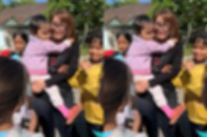 Wanita ini memiliki 300 anak angkat yang merupakan seorang yatim piatu. 