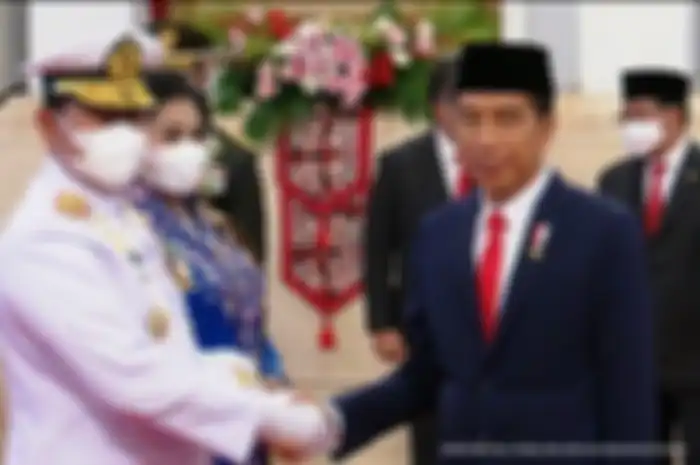 Yudo Margono berjabat tangan dengan Presiden Jokowi saat resmi dilantik menjadi Panglima TNI, Senin (19/12/2022). 
