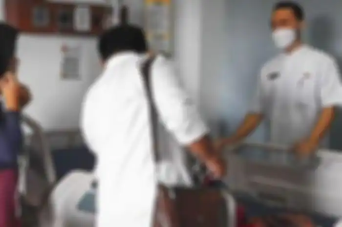 Ibu kandung korban (kiri) tengah mendampingi dokter yang memeriksa korban penganiayaan berupa pemotongan alat vital di Rumah Sakit Umum Daerah Singaparna Medical Center (RSUD SMC) Kabupaten Tasikmalaya, Rabu (21/12/2022).