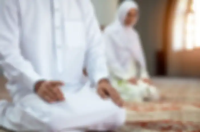 Ilustrasi hukum sholat berjamaah bersama lawan jenis yang bukan mahramnya