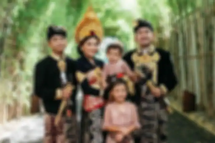 Rayakan Natal 2022, Tengok Gaya Ruben Onsu dan Sarwendah saat Menjelma bak Keluarga Bangsawan, Kompak Pakai Outfit Branded dari Kaki hingga Ujung Kepala
