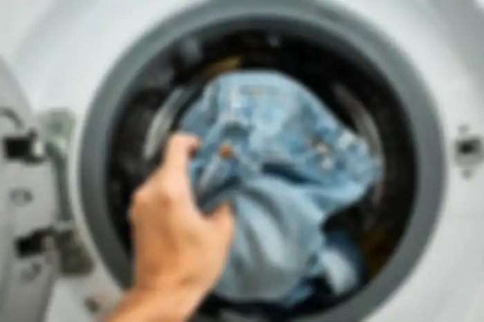 cara mencuci celana jeans supaya tidak luntur