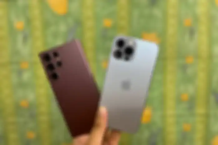 Samsung Galaxy S22 Ultra dan iPhone 13 Pro Max
