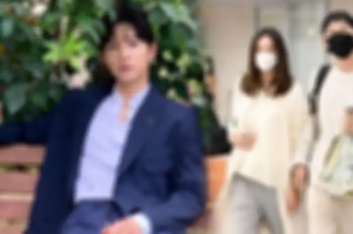 Song Joong Ki terlihat berjalan bersama sang kekasih yang diduga adalah artis Inggris, Katy Saunders. 
