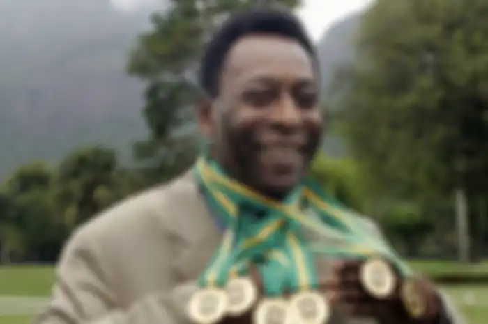Pele saat berpose dengan medali juara timnas Brasil. Pele meninggal dunia pada Kamis (29/12/2022) di Sao Paulo dalam usia 82 tahun.