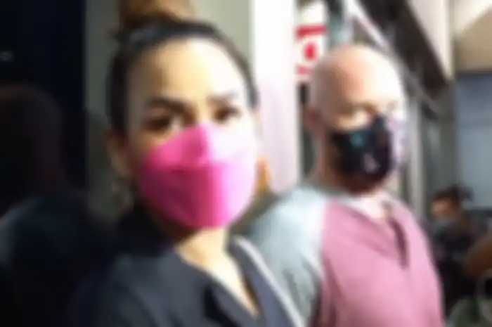 Melaney Ricardo usai menjenguk Indra Bekti di RS Abdi Waluyo, Jakarta Pusat.