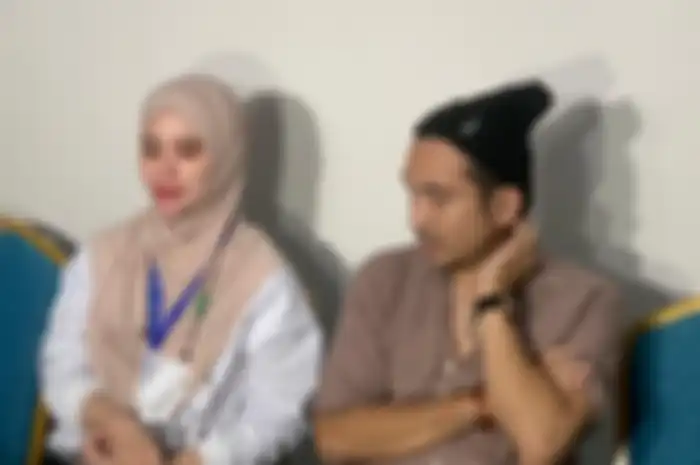 Istri Indra Bekti, Aldilla Jelita dan adik iparnya, Ricky Komo saat menggelar konferensi pers di Rumah Sakit Abdi Waluyo, Menteng, Jakarta Selatan, Sabtu (31/12/2022). 