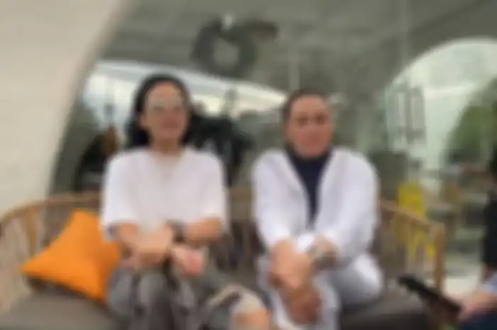 Nikita Mirzani saat melakukan konferensi pers didampingi sahabatnya Fitri Salhuteru usai bebas dari penjara. 