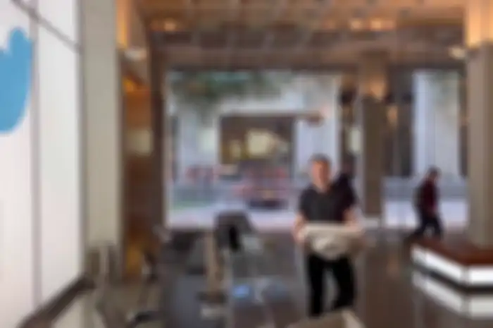 Elon Musk membawa wastafel di kantor Twitter San Fransisco