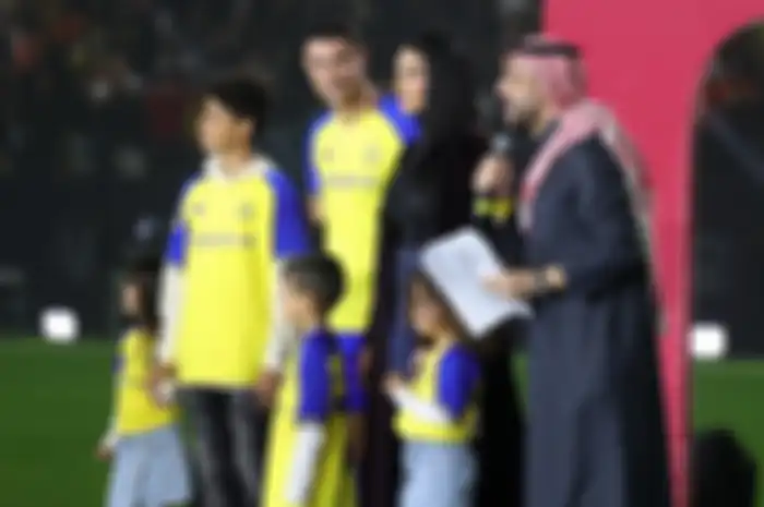 Cristiano Ronaldo dan keluarga dalam acara perkenalan sebagai pemain Al Nassr di Mrsool Park, Riyadh (3/1/2023).