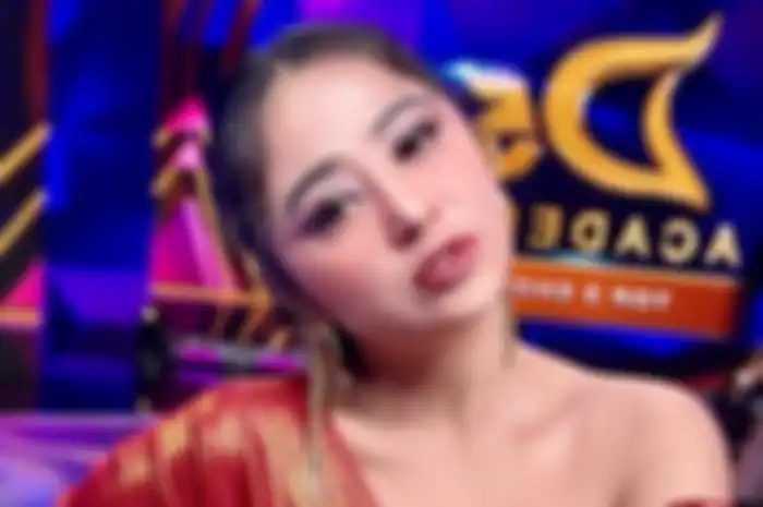 Dewi Perssik diam-diam sudah bertunangan