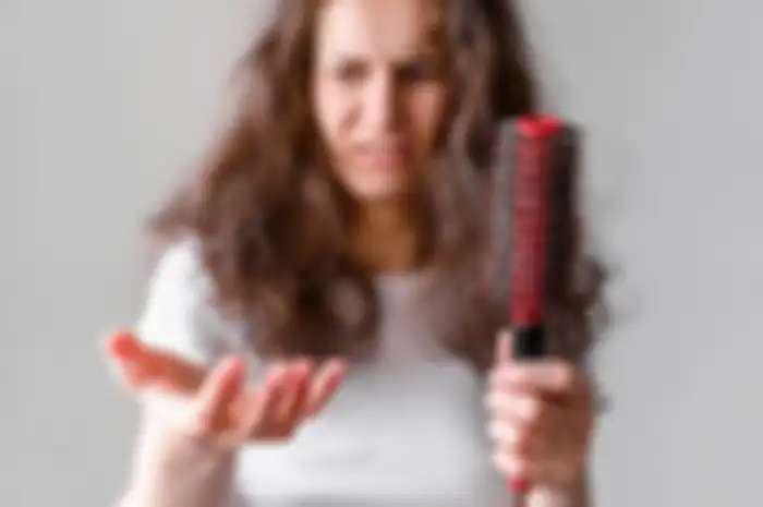 Tips kecantikan atasi rambut rontok.