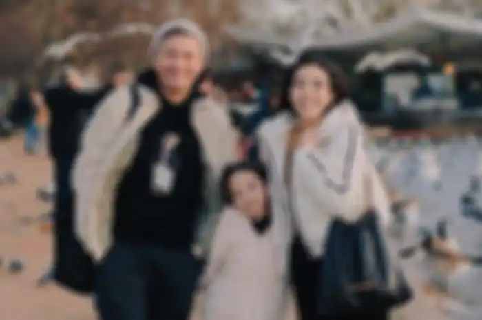 Gading Marten bersama Gisella Anastasia dan Gempita berfoto dengan latar belakang burung dan bebek di Hyde Park.