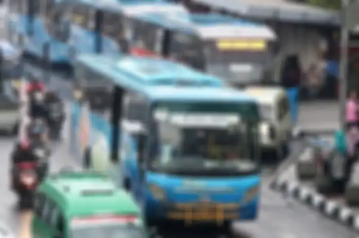 Bus Trans Metro Bandung (TMB) melintas di Jalan Asia Afrika, Kota Bandung, Selasa (29/8/2017). 