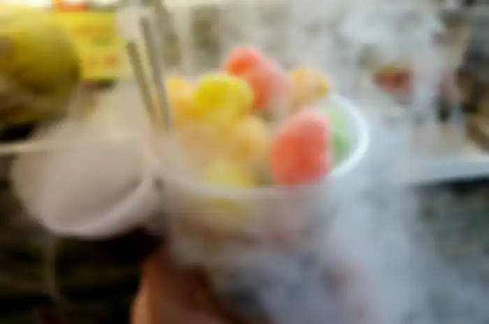 Sisa nitrogen cair dari jajanan chiki ngebul penyebab keracunan hingga radang usus.