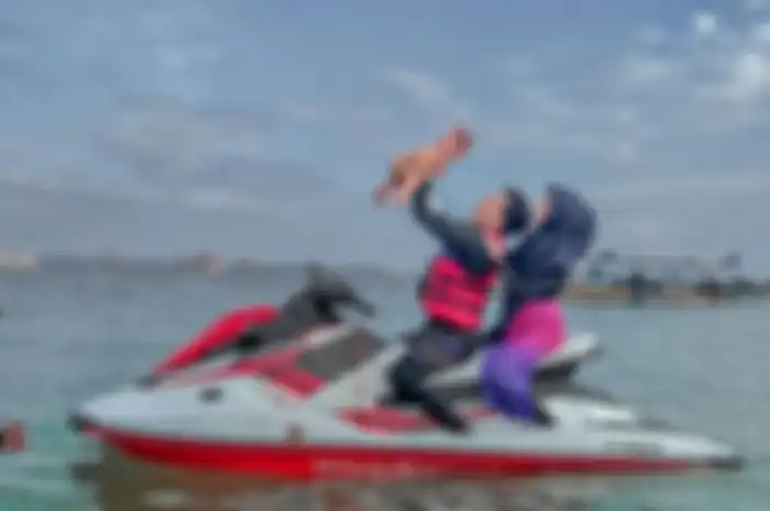 Ria Ricis, dan Teuku Ryan ajak Moana bermain jetski.