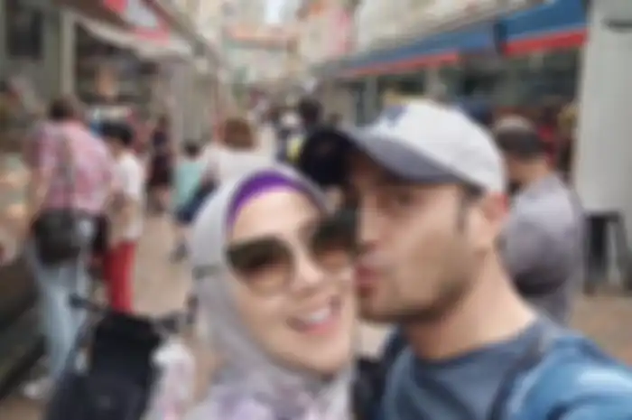 Ferry Irawan dihujat lantaran memajang pamflet travel unroh dengan foto dirinya dan Venna Melinda.