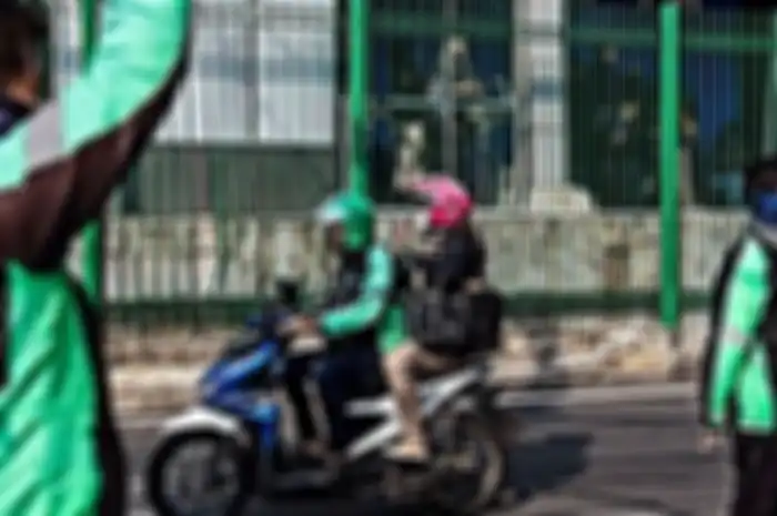 Ilustrasi driver ojol mengantar penumpang.