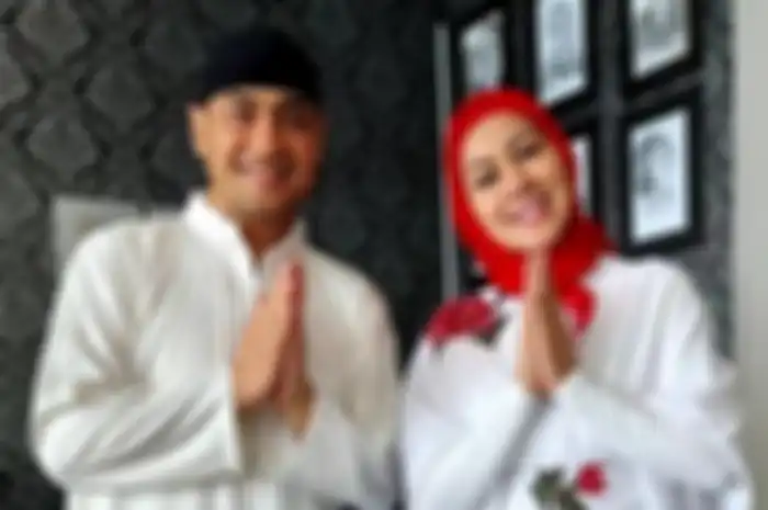 Venna Melinda dan Ferry Irawan saat Grid.ID jumpai usai melaksanakan salat Idul Fitri 2022 di kawasan Kemang, Jakarta Selatan, Senin (2/5/2022). Venna Melinda melaporkan Ferry Irawan atas dugaan KDRT.