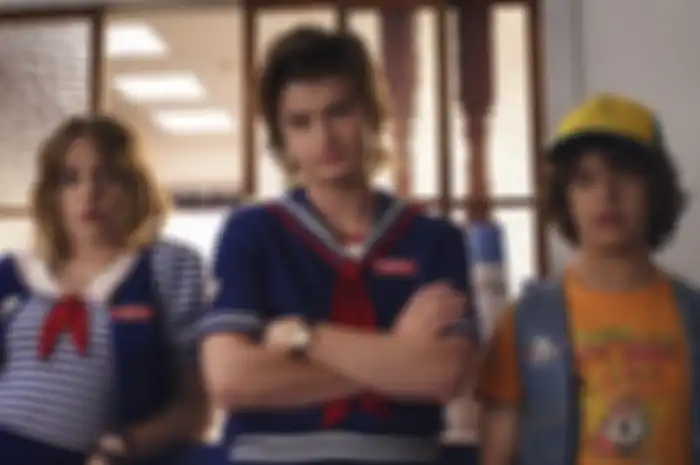 Karakter Robin Buckley (Maya Ray Thurman), Steve Harrington (Joe Keery), dan Dustin Henderson (Gaten Matarazzo) dalam Serial Netflix Stranger Things.